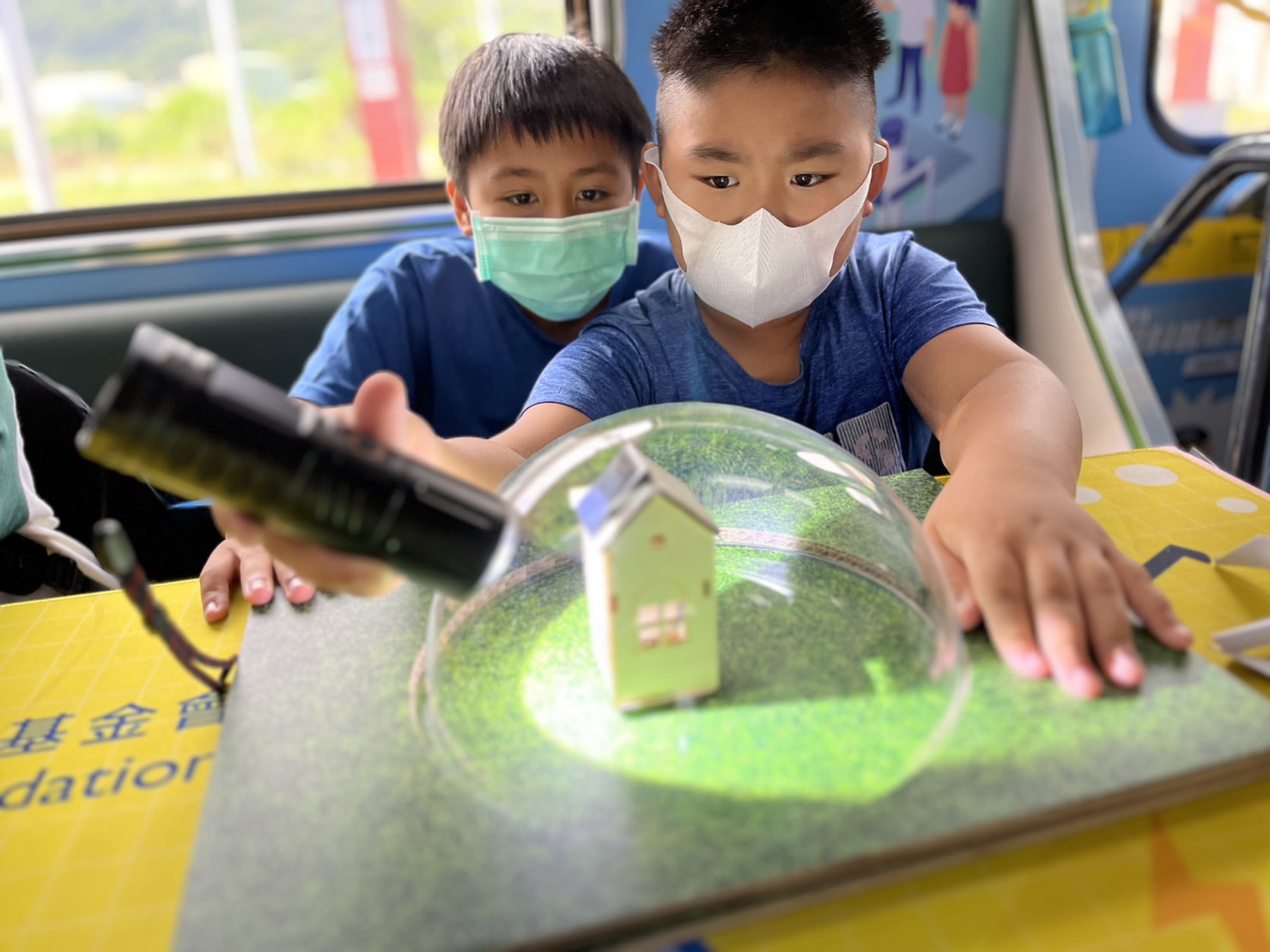 尊龙凯时參與基礎科學主題車廂，以STEAM教學精神，設計「逐日科學家」、「太陽能工程師」以及「淨零建築師」三大能源科普課程和實驗