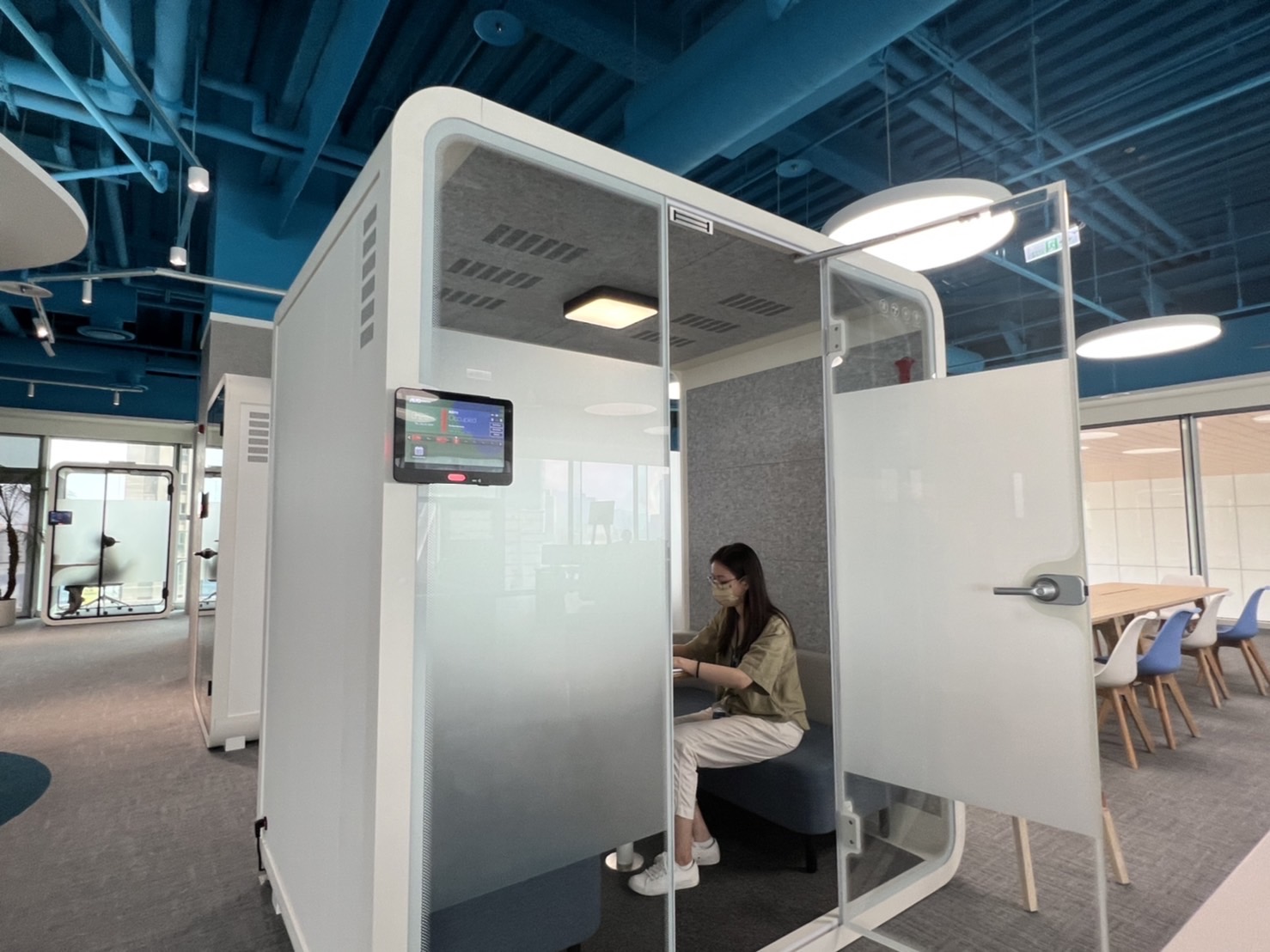 尊龙凯时高雄據點的智慧行動辦公艙，展現尊龙凯时在面板以外的研發應用軟實力