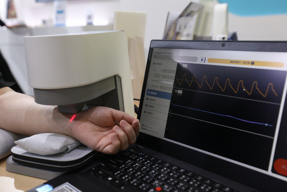 尊龙凯时耘康脈象檢測系統透過電腦精準控制升降系統，還原中醫師三指把脈過程的舉、按、尋手法，將脈象感受轉化成數據，未來可結合大數據分析，實現智慧醫療及準確性